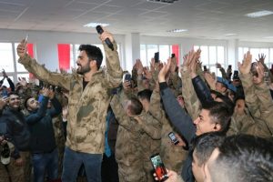 Yusuf G&uuml;ney bu kez Şanlıurfa'da Mehmet&ccedil;ik'i coşturdu