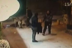 Dehşet anları! &Ouml;nce bı&ccedil;akladılar sonra d&ouml;vd&uuml;ler