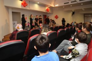 Bursa'da hasta çocuklara büyüklerden masallar