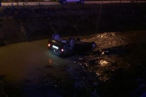 Otomobil dereye u&ccedil;tu, alkoll&uuml; s&uuml;r&uuml;c&uuml; yaralandı