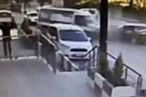 Otomobil minib&uuml;sle kafa kafaya &ccedil;arpıştı: 5 yaralı