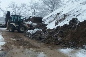 Kar yağışı toprak kaymasına neden oldu