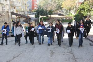 Kayıp babasını &ouml;ğrencileriyle birlikte sokak sokak arıyor