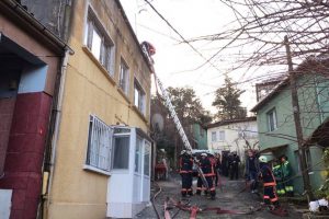 Akli dengesi bozuk vatandaş evini yaktı