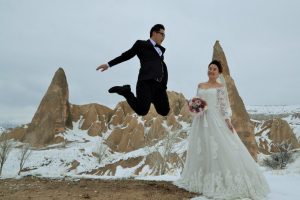 &Ccedil;inli &ccedil;iftler gelin damat fotoğrafı i&ccedil;in Kapadokya'ya geliyor