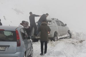 Kayak merkezi yolunda mahsur kalanlar kurtarıldı