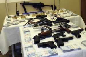 Ankara'da b&uuml;y&uuml;k operasyon... İki polis de g&ouml;zaltında
