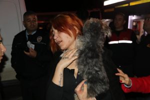 Kendisinden ayrılan gen&ccedil; kadını &ouml;ld&uuml;resiye d&ouml;v&uuml;p evini yakan zanlı tutuklandı