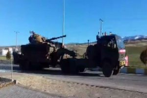 Sınıra tank sevkiyatı s&uuml;r&uuml;yor