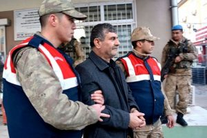 Sahte kimlikle hırsızlık yaparken yakalandı
