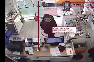 Bursa'da sadaka kutusu çalarken güvenlik kameralarına takılan hırsız yakalandı