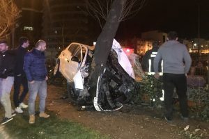 Bursa'da alkollü sürücü ağaca saplandı