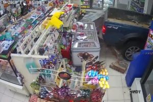 Kamyonetle girdiler, ATM'yi g&ouml;t&uuml;rd&uuml;ler