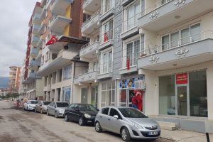 Ev ve iş yerleri T&uuml;rk bayraklarıyla donatıldı