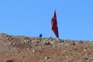 Afrin sınırına dev T&uuml;rk bayrağı