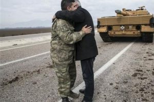 Afrin'e giden askerleri yolda g&ouml;r&uuml;nce boynuna sarıldı