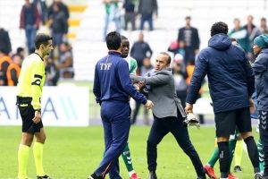 Konyaspor - Trabzonspor ma&ccedil;ının sonunda yedek kul&uuml;beleri karıştı!