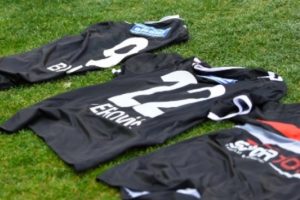 Manisasporlu futbolculardan formalı protesto!