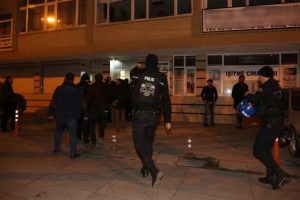 Polisi g&ouml;ren HDP'liler ka&ccedil;tı