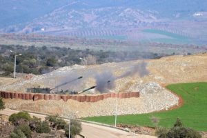 3 y&ouml;nden Afrin'e girildi! TSK, ob&uuml;slerle bombardımana tutuyor