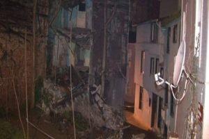 Beyoğlu'nda metruk bina &ccedil;&ouml;kt&uuml;