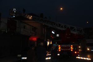 &Ccedil;atı yangınını itfaiye ekipleri s&ouml;nd&uuml;rd&uuml;