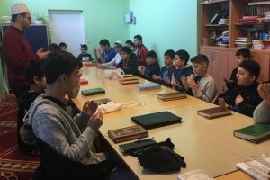 İsve&ccedil;'teki gurbet&ccedil;i &ccedil;ocuklar T&uuml;rk askeri i&ccedil;in dua etti