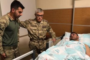 Jandarma Genel Komutanı &Ccedil;etin, &ccedil;ığ d&uuml;şmesiyle yaralanan askerleri ziyaret etti