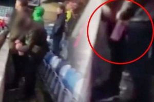 İngiliz taraftar rakip kalecinin su şisesini alıp i&ccedil;ine işedi!