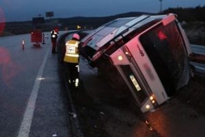 Beşiktaş taraftarını taşıyan otob&uuml;s devrildi: 8 yaralı