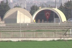 F-16 hangarına dev T&uuml;rk bayrağı asıldı