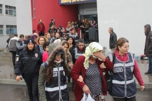 Fuhuş vaadiyle 100 kişiyi gasp ettiler
