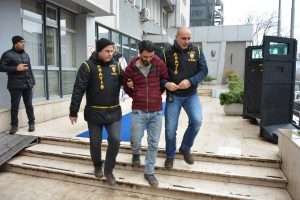 Bursa'da kızlarını pompalı tüfekle rehin alan baba adliyeye sevk edildi