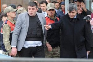 Muayeneye getirilen mahkum &ouml;ld&uuml;r&uuml;ld&uuml;!