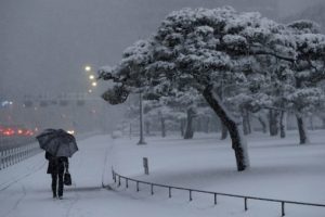 Japonya'da kar fırtınası trafiği fel&ccedil; etti