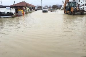 Sağanak yağış, sahille denizi birleştirdi