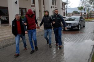 Uyuşturucu yakıt deposunun kapağından &ccedil;ıktı