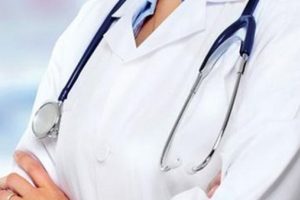 Doktorla tartışan hasta, t&uuml;m hekimlerden &ouml;z&uuml;r diledi