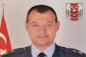 Pilot askerler şehit d&uuml;şen silah arkadaşlarını unutmadı