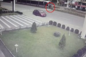 Tramvay kazası g&uuml;venlik kamerasına b&ouml;yle yansıdı