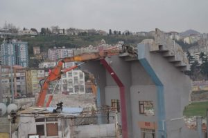 H&uuml;seyin Avni Aker Stadyumu'nun yıkımında sona doğru