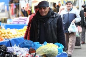 Halk pazarına şarkılarıyla neşe katıyor