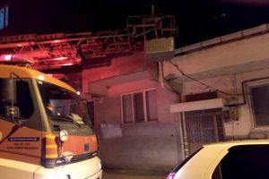 Bursa'da &ccedil;atıda mahsur kalan kediyi itfaiye kurtardı