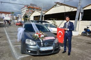 D&uuml;ğ&uuml;n arabasını &ccedil;i&ccedil;ek yerine zeytin dalı ile s&uuml;slediler