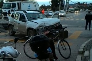 İzmir'de minibüs ile otomobil çarpıştı: 13 yaralı