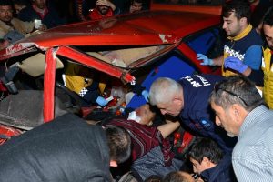 İki otomobil &ccedil;arpıştı: 1 &ouml;l&uuml;, 6 yaralı