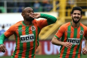 Vagner Love'ın yerine iki yıldız!