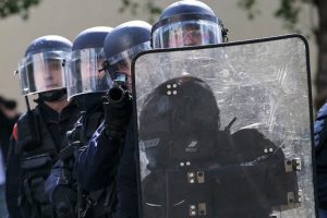 Fransız polisi g&ouml;steri yapmak isteyen PYD/PKK yandaşlarına izin vermedi