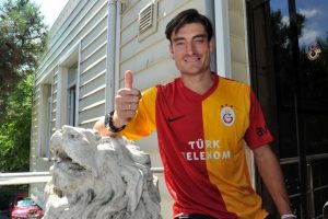 Albert Riera kramponlarını astı