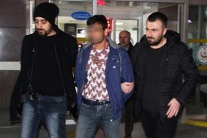 Kız arkadaşıyla birlikte yaşlı adamın emekli maaşını gasp etti